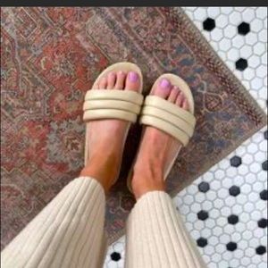 NEW never worn Seychelles “Low Key” Slide